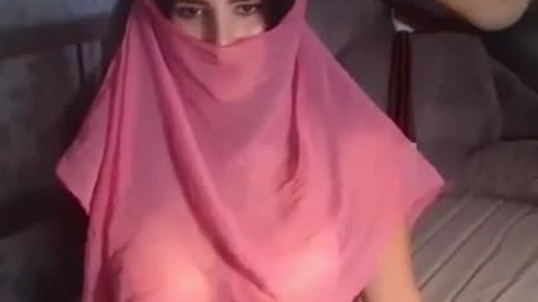 Hot Big tits Arab girl showing boobs on cam show pornhub xnx